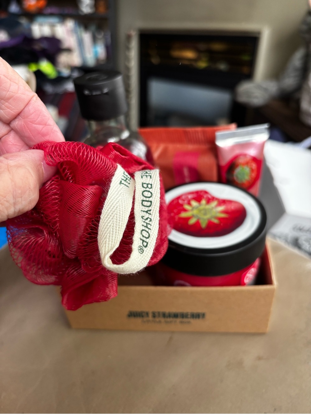 The Body Shop Juicy Strawberry Little Gift Box Bath & Body Set.  New! - Picture 9 of 11